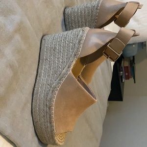 🟧Gianni Bini Wedges🟧 Size 8.